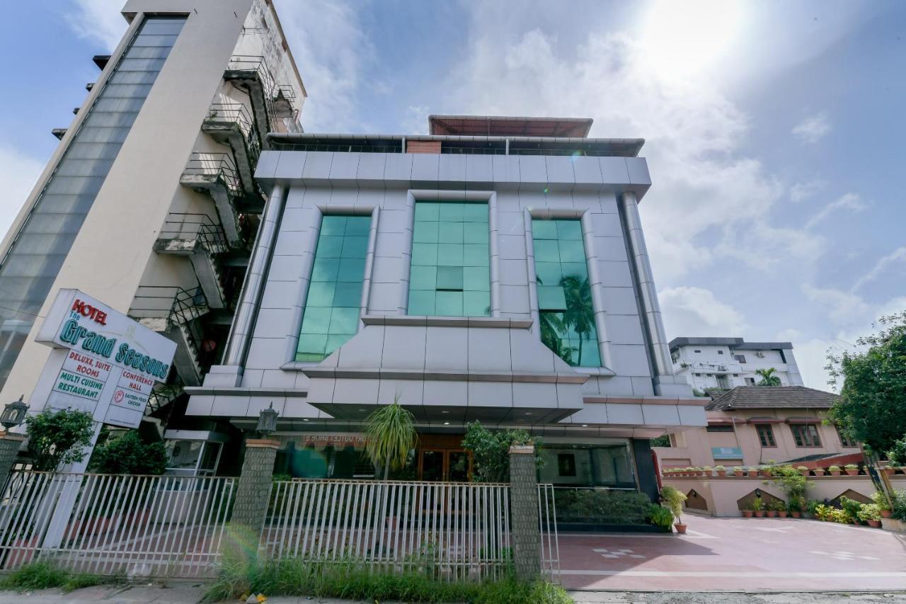 Hotel Capital O 15854 Grand Seasons Kochi Esterno foto