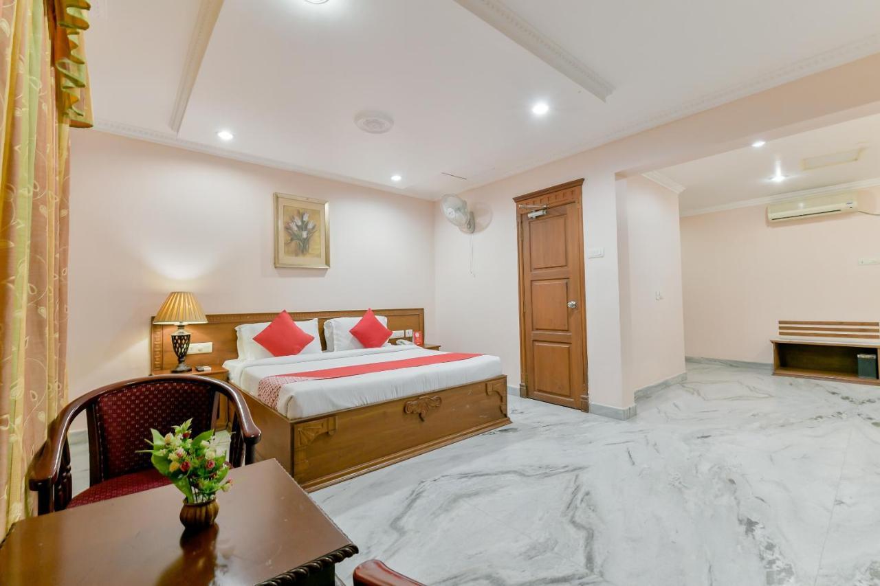 Hotel Capital O 15854 Grand Seasons Kochi Esterno foto